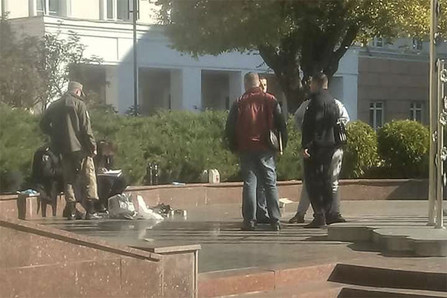 У Вінниці поліція розшукує того, хто підкинув коробку з петардами під монумент «Дерево свободи» (ФОТО)