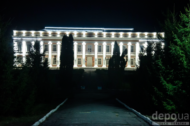 Фасад палацу Потоцьких оримав нічну підсвітку