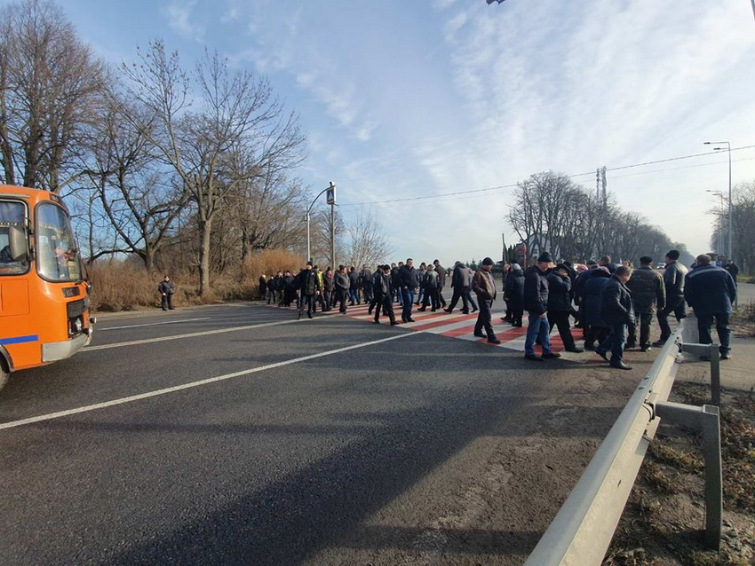 На Вінниччині аграрії перекрили дорогу. Вимагають  зупинити продаж української землі