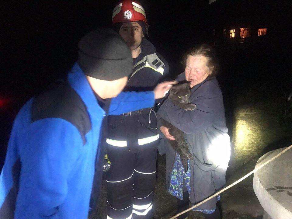 На Вінниччині рятувальники дістали кота Мажора з криниці