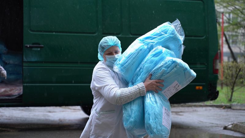 Вінницькі лікарні отримали 1500 тисячі захисних костюмів, які виробляють на місцевих фабриках