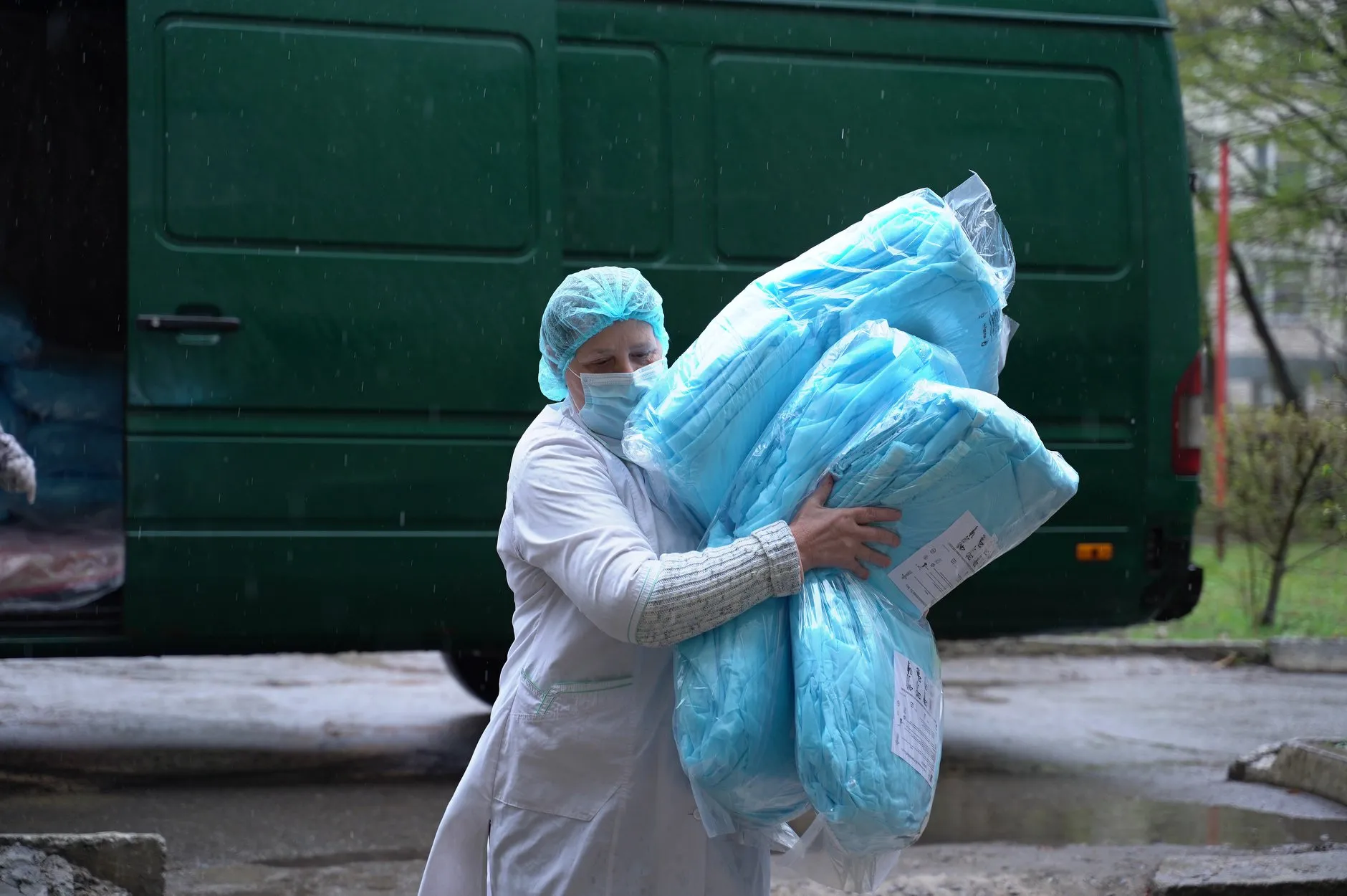 Вінницькі лікарні отримали 1500 тисячі захисних костюмів, які виробляють на місцевих фабриках
