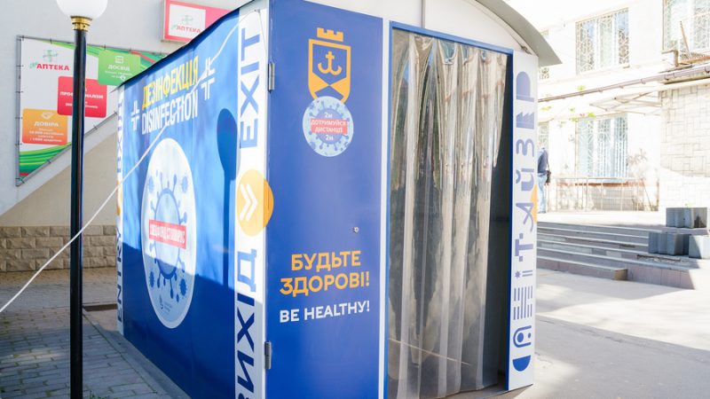 У Вінниці біля лікарні облаштували  установку-“тунель” для дезінфекції. Фото