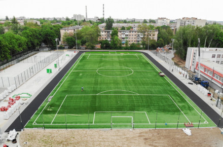 У Вінниці біля однієї з шкіл облаштовують стадіон з першою в місті смугою перешкод