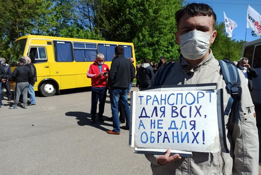 На Вінниччині перевізники влаштували акцію протесту: вимагають від уряду відновити усі пасажирські перевезення