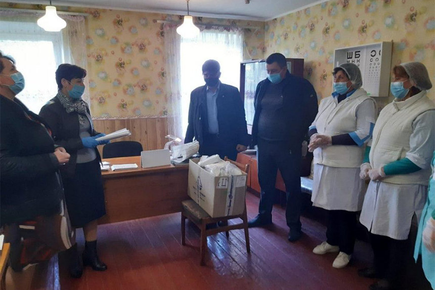 Сільський голова Боднюк вчинив бійку з волонтеркою, яка привезла медикаменти (ВІДЕО)