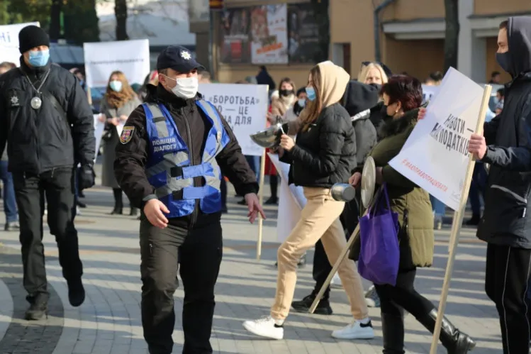 На мітинг з кастрюлями! У Вінниці під ОДА протестували ресторатори