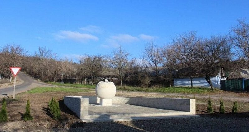 У Вінницькій області помідору встановили пам’ятник