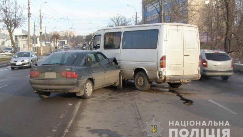 ДТП у Вінниці: Mercedes не розминувся з автомобілем Ford