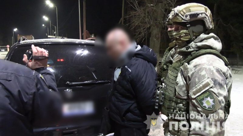 На Вінниччині затримали чоловіка, який перевозив арсенал зброї та наркотики