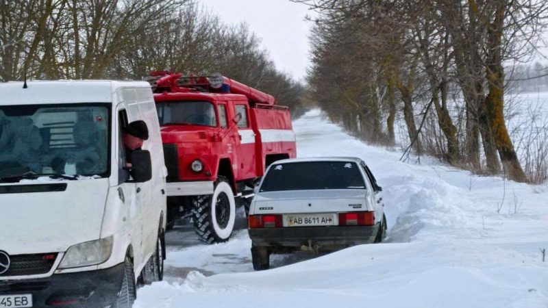 На Вінниччині рятувальники дістають з заметів автотранспорт