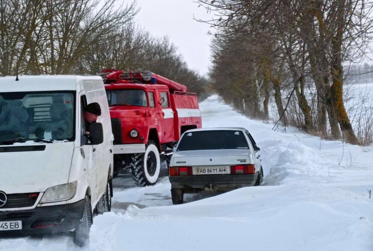На Вінниччині рятувальники дістають з заметів автотранспорт