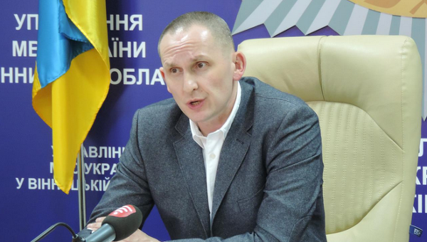 Поновлений у посаді екс-очільник Вінницької поліції не збирається до України, але вимагає компенсацію