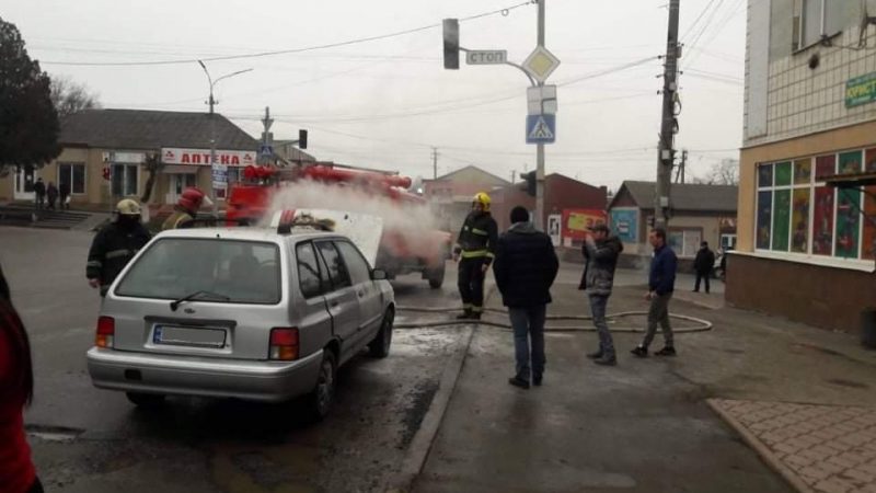 На Вінниччині під час руху запалала автівка