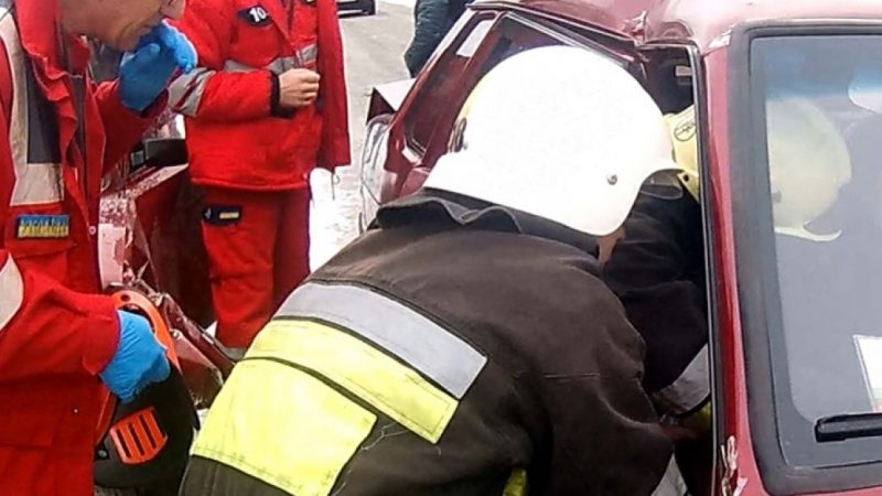 Мешканець Вінниччини загинув після зіткнення його автівки з деревом