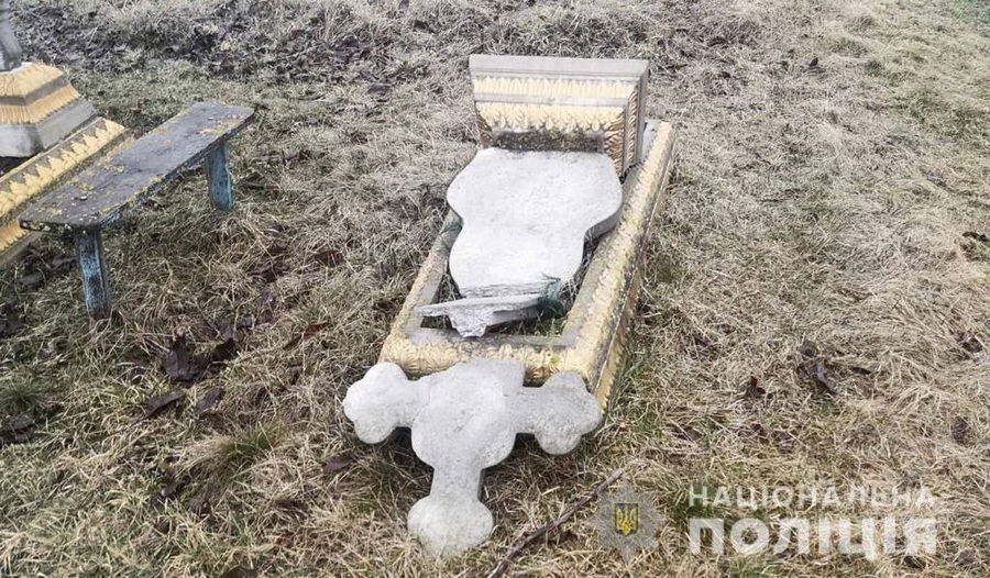 На Вінниччині підлітки потрощили пам’ятники на цвинтарі