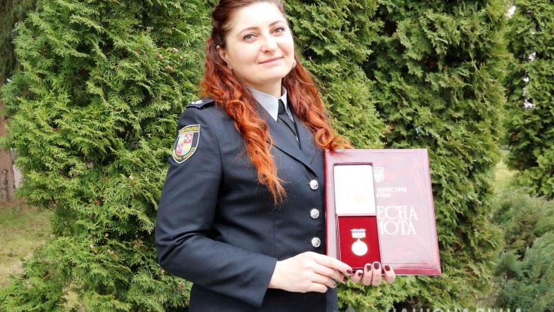 У Вінниці нагородили поліцейську, яка врятувала життя чоловікові