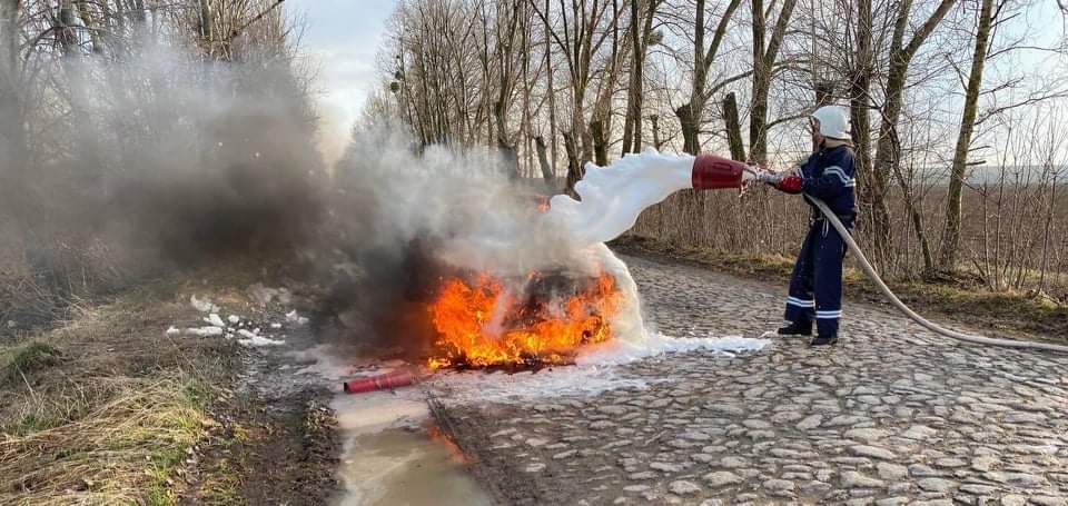 На Вінниччині пожежники ліквідували загоряння автівки