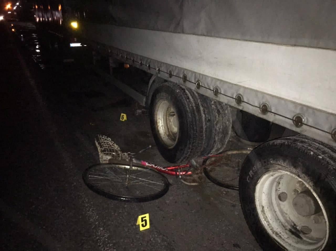 На Вінниччині біля Калинівки вантажівка збила насмерть велосипедиста