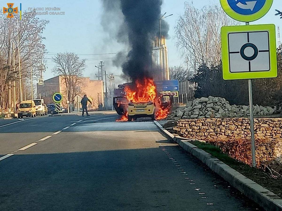 На Вінниччині посеред дороги загорівся електромобіль