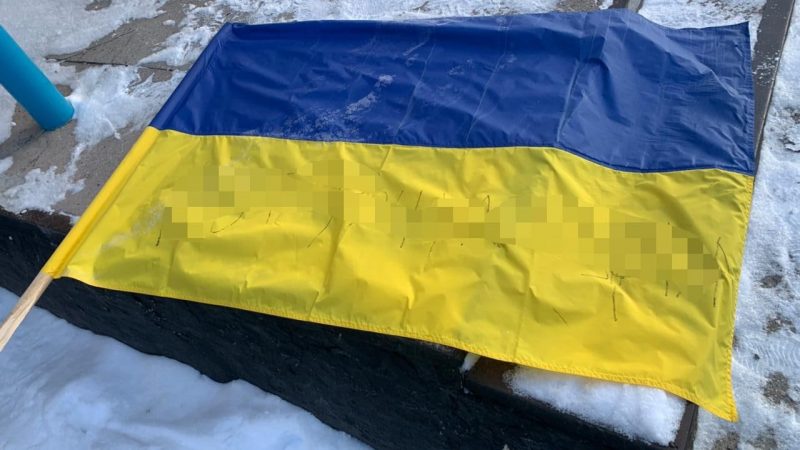 На Вінниччині 18-річна дівчина зняла Державний Прапор України та зробила на ньому нецензурний напис