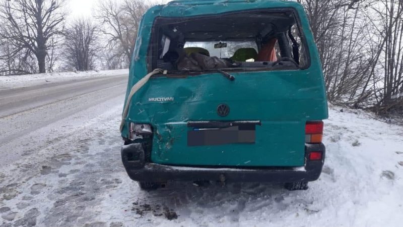 На Вінниччині перекинувся автомобіль: двоє травмованих