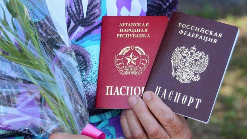 На Луганщині бойовики примусово роздають «паспорти ЛНР»