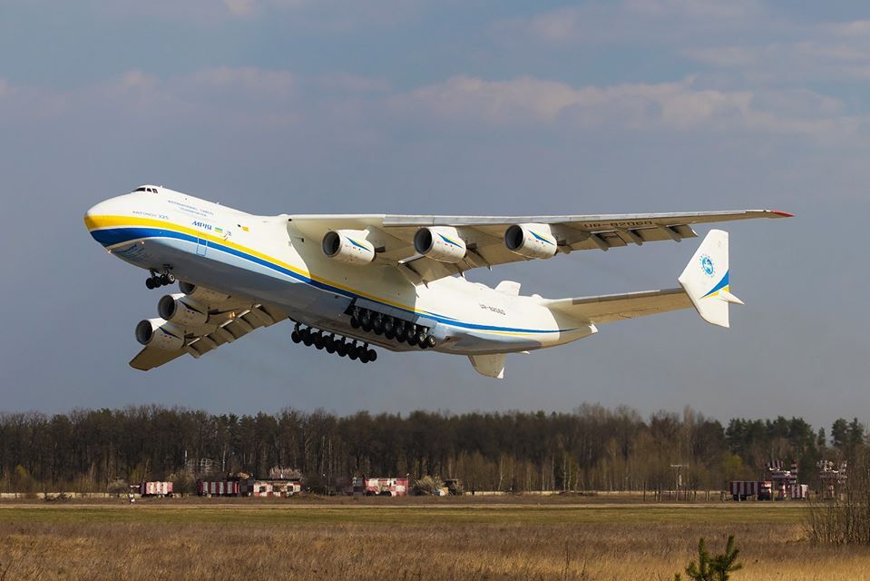 Російські окупанти знищили флагман української авіації – легендарний Ан-225 «Мрія»