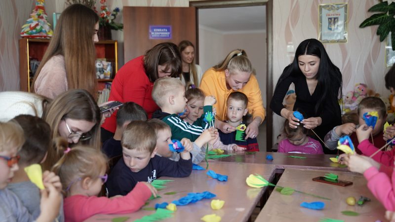 Для дітей провели майстер-клас, де вони виготовили подарунки до Дня матері Повідомляє Вінницька міська рада;
