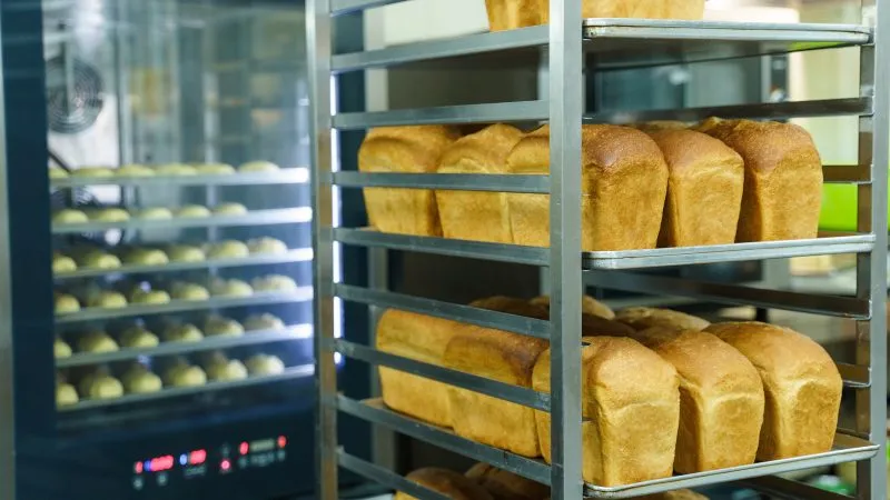 Вінницька міська рада передала 4 тонни борошна «Солодкій мрії», щоб випікати хліб переселенцям Про це повідомляє Вінницька міська рада