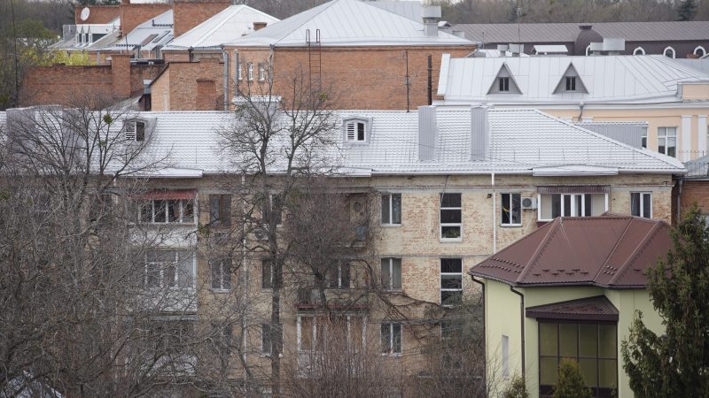 Ще в одному висотному будинку у середмісті Вінниці завершено капітальний ремонт даху