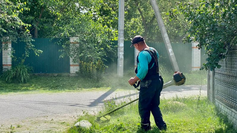 Вже кілька місяців у Вінницько-Хутірському старостинському окрузі проводять роботи з благоустрою. Наразі – плановий покіс трави