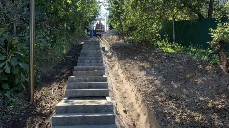 У Вінниці по провулку 8-го Березня ремонтують сходи та облаштовують водостік  Про це повідомляє ВМР