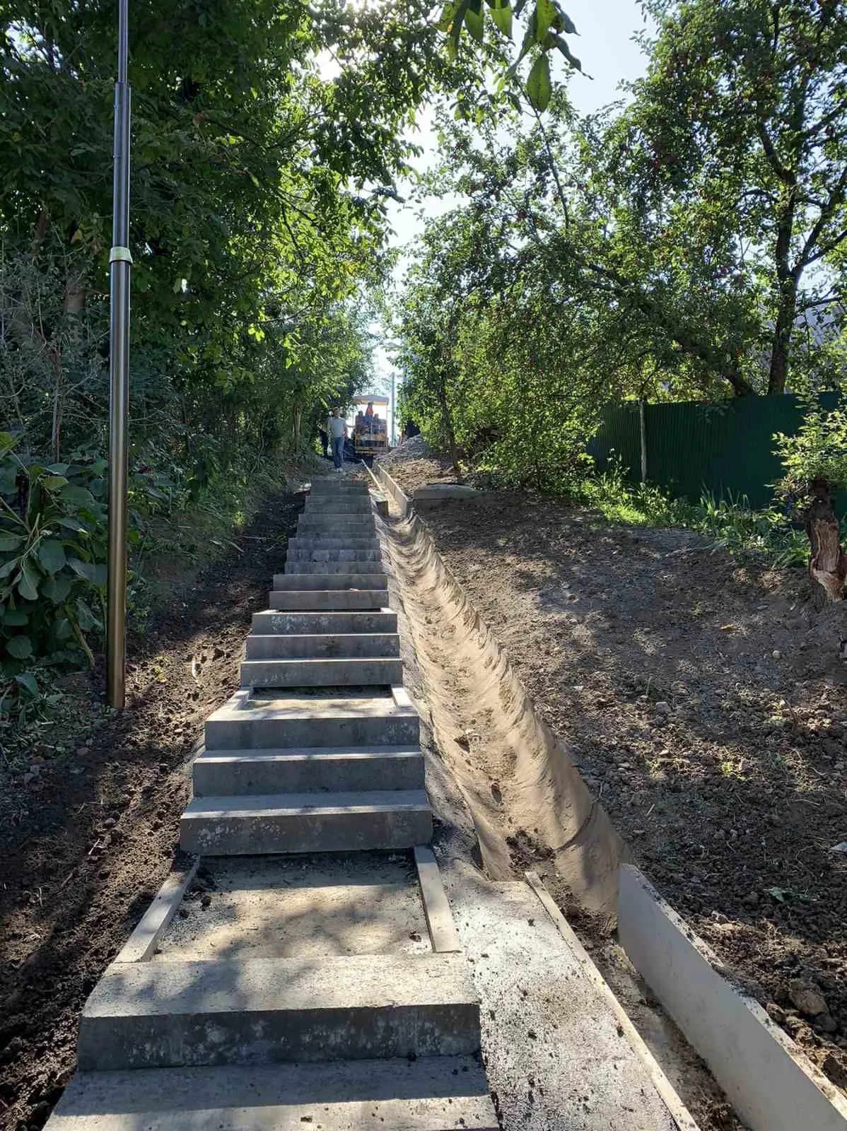 У Вінниці по провулку 8-го Березня ремонтують сходи та облаштовують водостік  Про це повідомляє ВМР