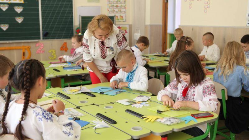 В одній зі шкіл Вінниці з перших днів війни педагогічний колектив та школярі виготовляють патріотичні браслети