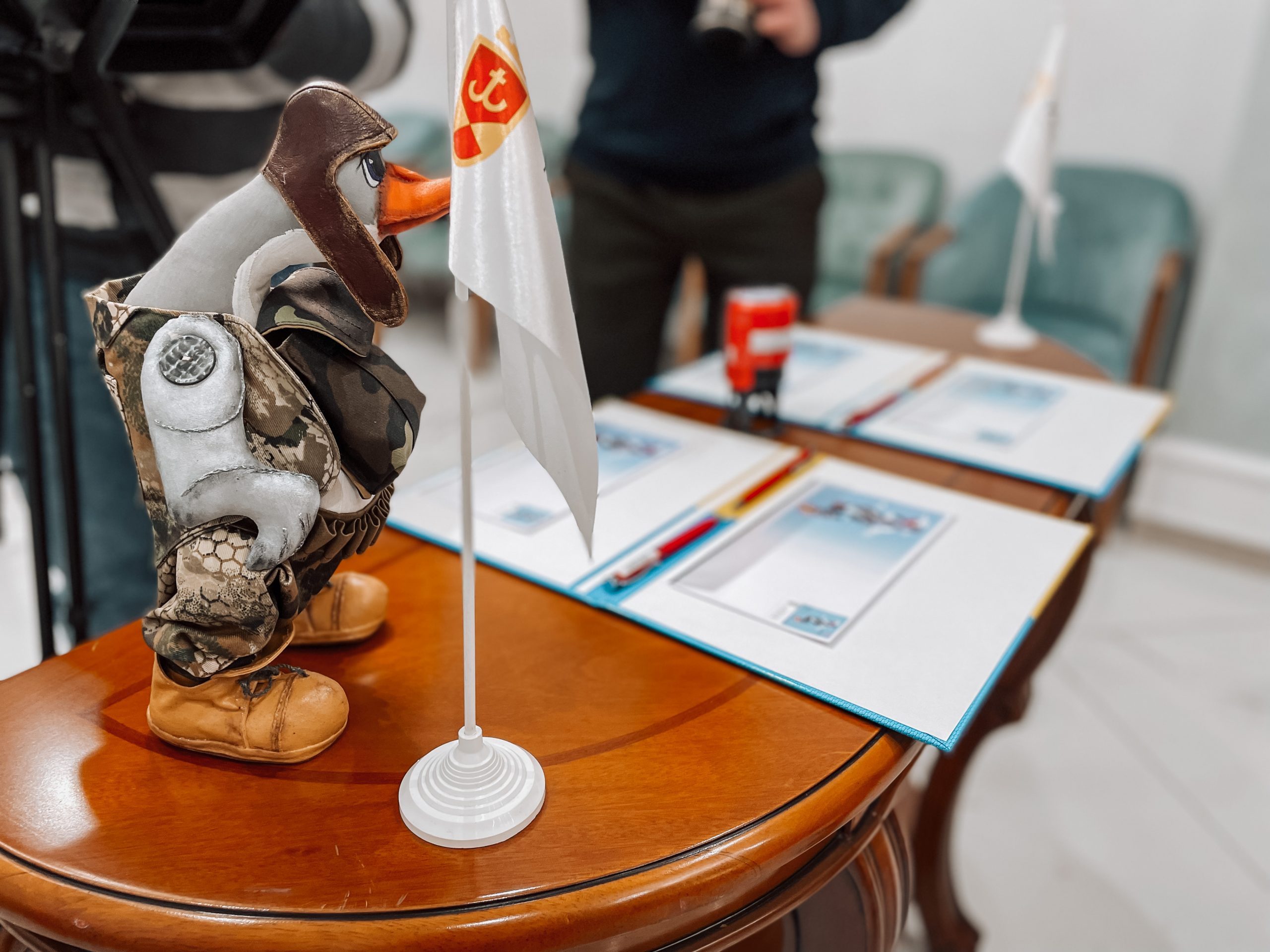 У Вінниці презентували ексклюзивну поштову марку з «бойовим гусаком-льотчиком»