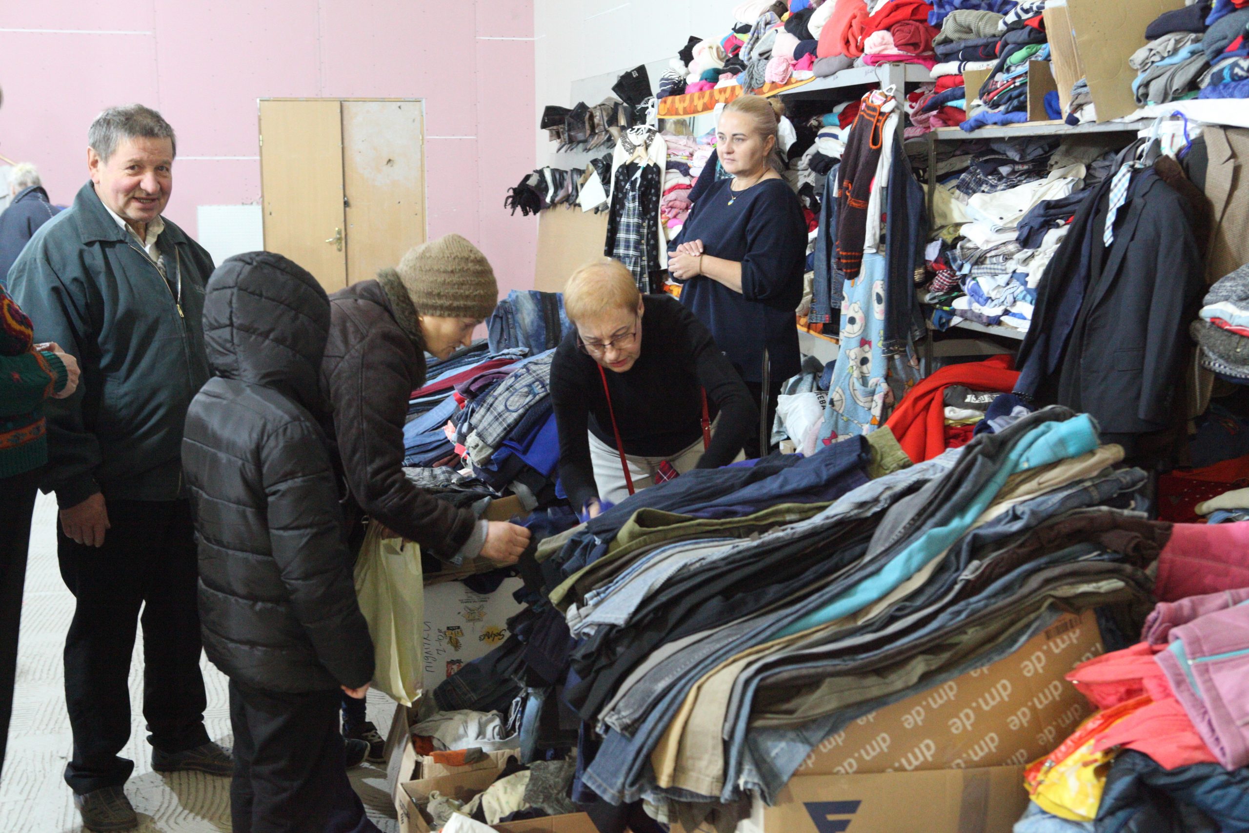 Понад 55 тисяч переселенців скористалися допомогою Вінницького гуманітарного центру речей