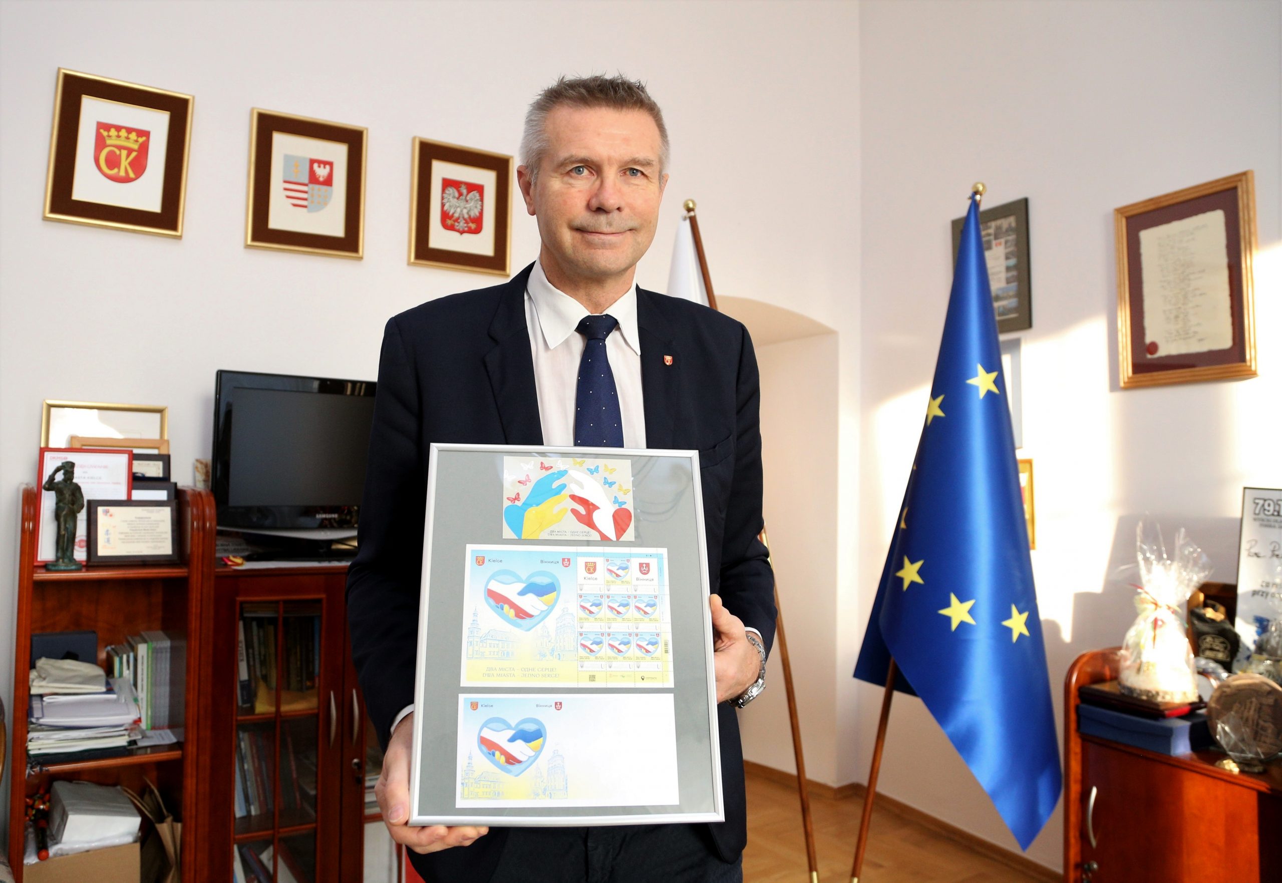 Вінницькі марки із серії «Побратими» доставили до муніципалітету Кельце в Польщі ВМР