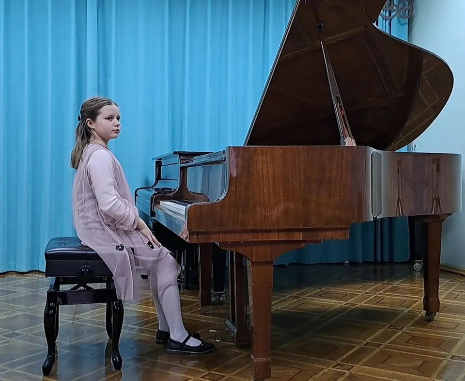 Надихаюча історія маленької піаністки, яка попри війну продовжує прославляти Вінницю