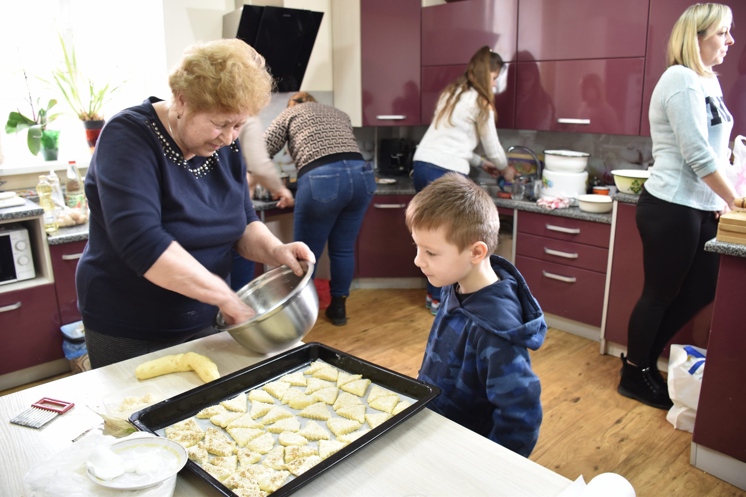 Підопічні “Гармонії” разом із батьками готували смаколики для українських військових