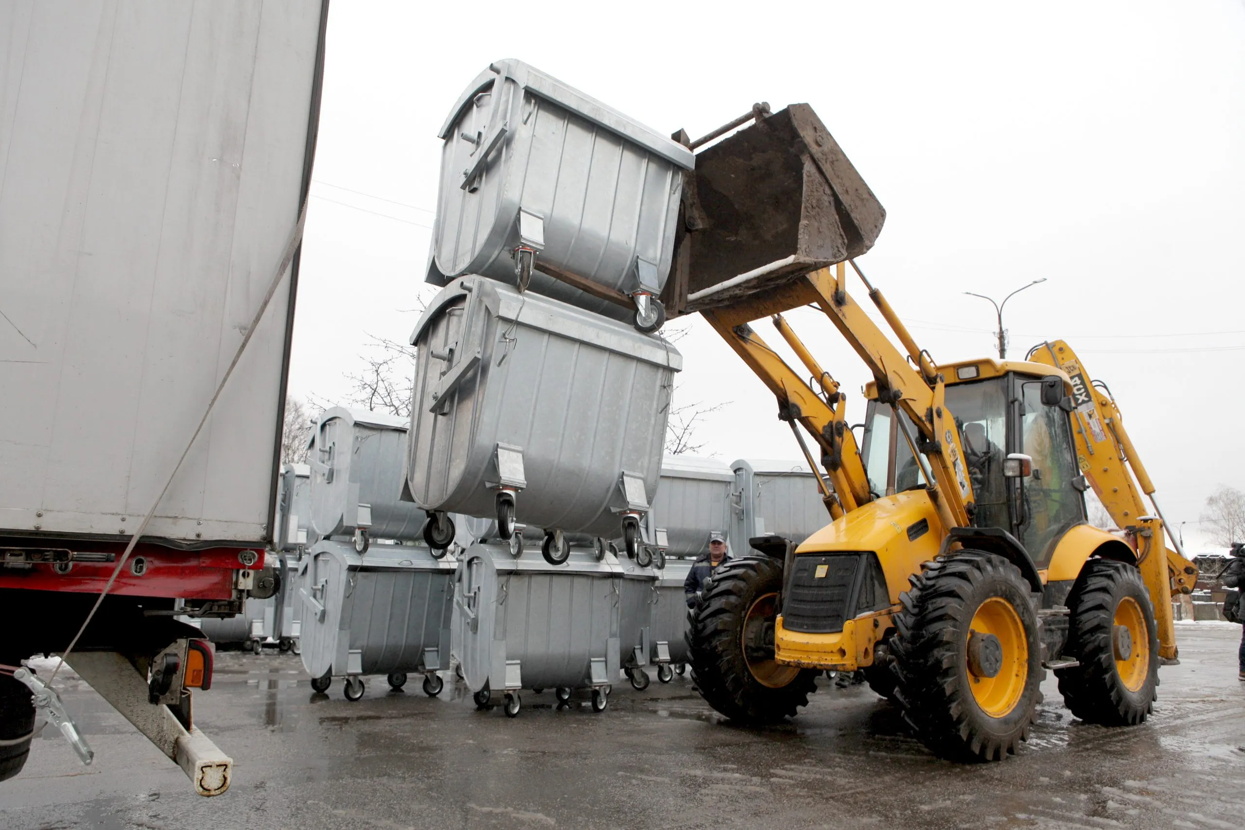 50 контейнерів для збору сміття: Вінниця відправила першу партію допомоги для деокупованого Херсона
