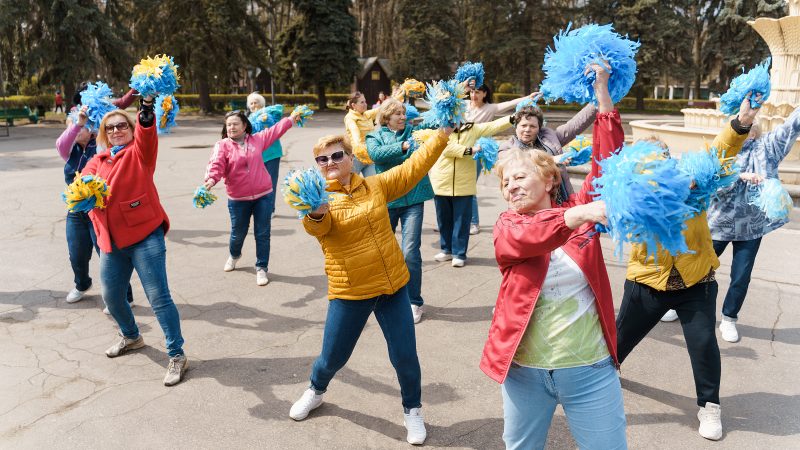 Вінницькі бабусі готуються до виступу на всеукраїнських змаганнях з чирлідингу