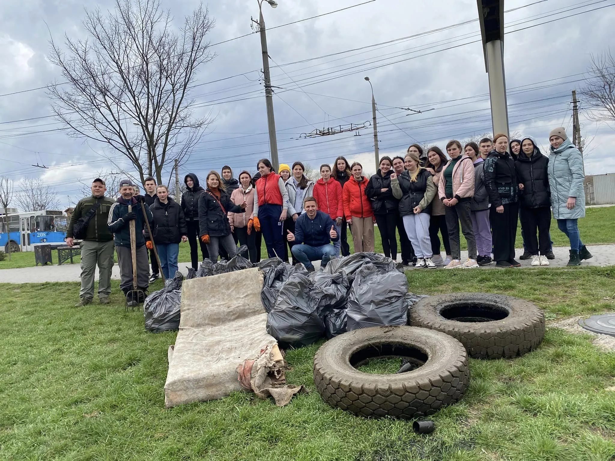 “За чисте довкілля”: депутати Вінниці разом з молоддю долучаються до екологічної акції