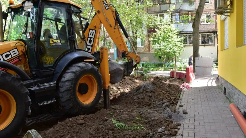 У Вінниці на трьох прибудинкових територіях міняють зношені труби