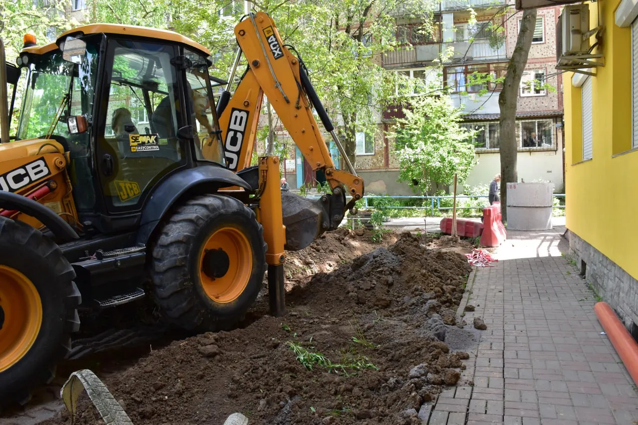 У Вінниці на трьох прибудинкових територіях міняють зношені труби