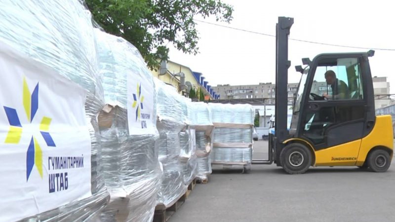 Вінничани відправили понад 20 тонн води для українців, які постраждали внаслідок теракту на Каховській ГЕС
