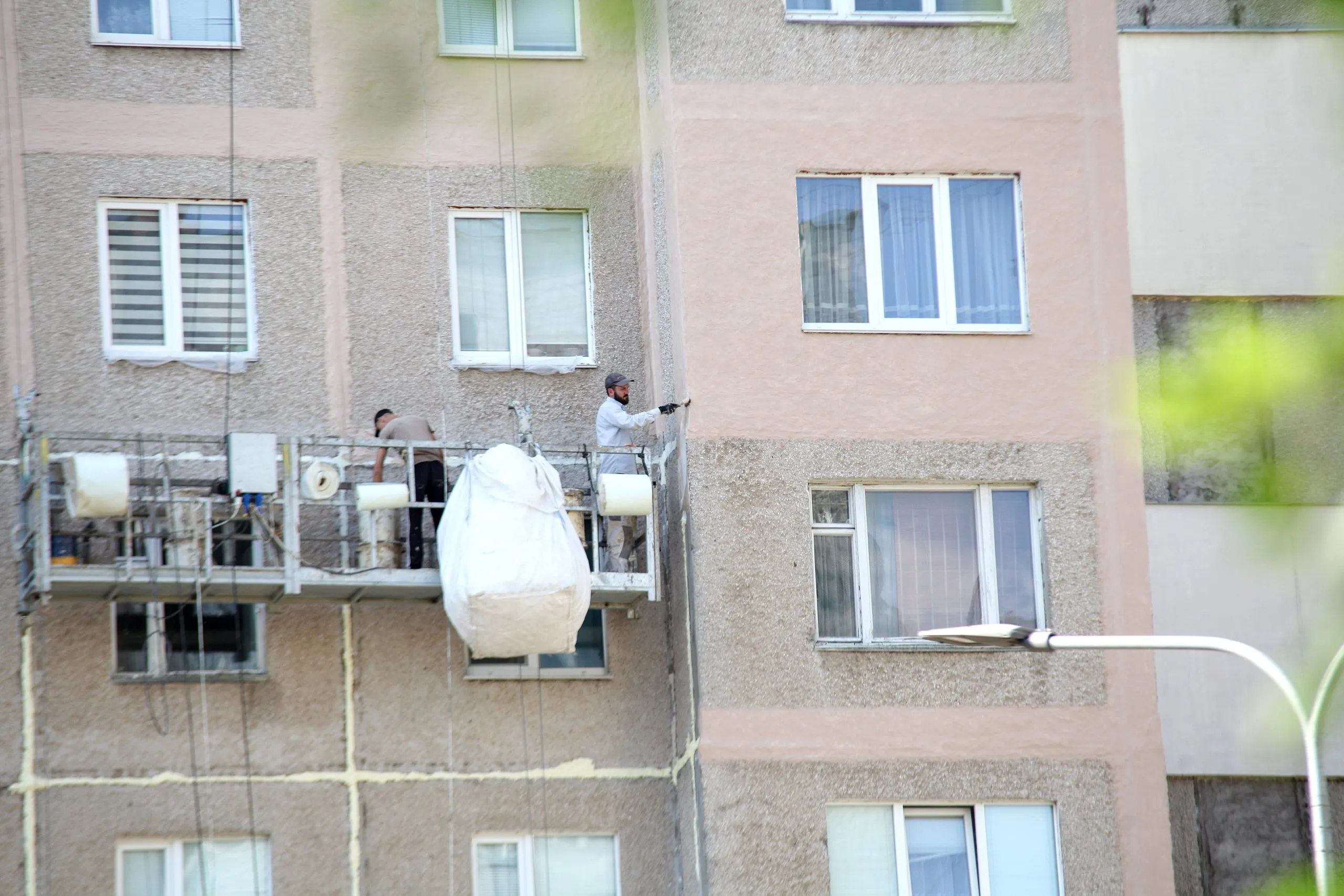 У Вінниці виконують капремонт стиків панелей ще у двох будинках, це дозволить зменшити втрати тепла взимку