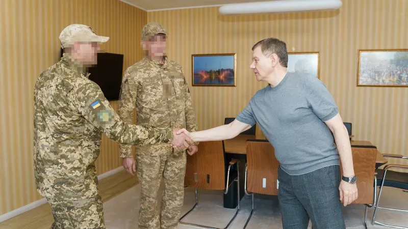 Сергій Моргунов передав військовим  потужний повербанк «Bandera Power» та прожектор
