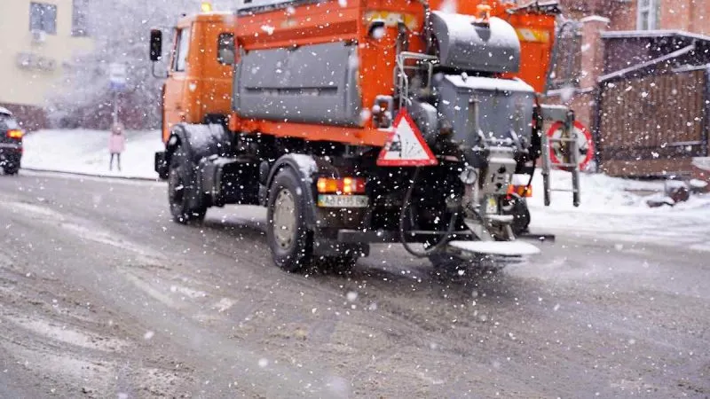 Дороги та вулиці Вінниці від снігу сьогодні прибирали 32 одиниці техніки