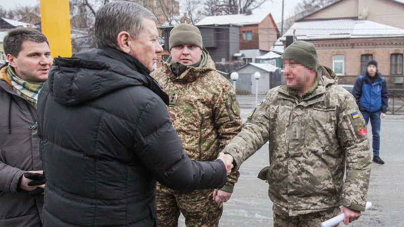 Вінницький міський  голова передав військовим на фронт два автомобіля в межах роботи Міжрегіонального координаційного гуманітарного штабу